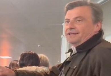 “Io nella tua piscina quando non c’eri”. La confessione di Calenda a Venditti