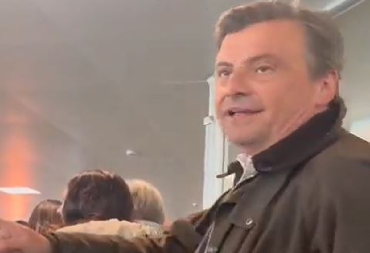 “Io nella tua piscina quando non c’eri”. La confessione di Calenda a Venditti “Io nella tua piscina quando non c’eri”. La confessione di Calenda a Venditti