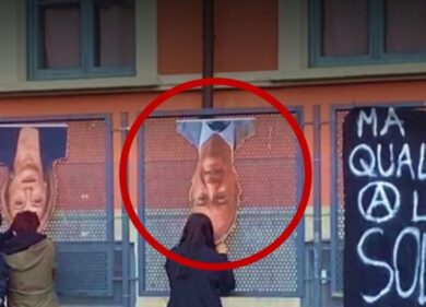 Manifesti di Meloni e Valditara a testa in giù davanti al Liceo Carducci