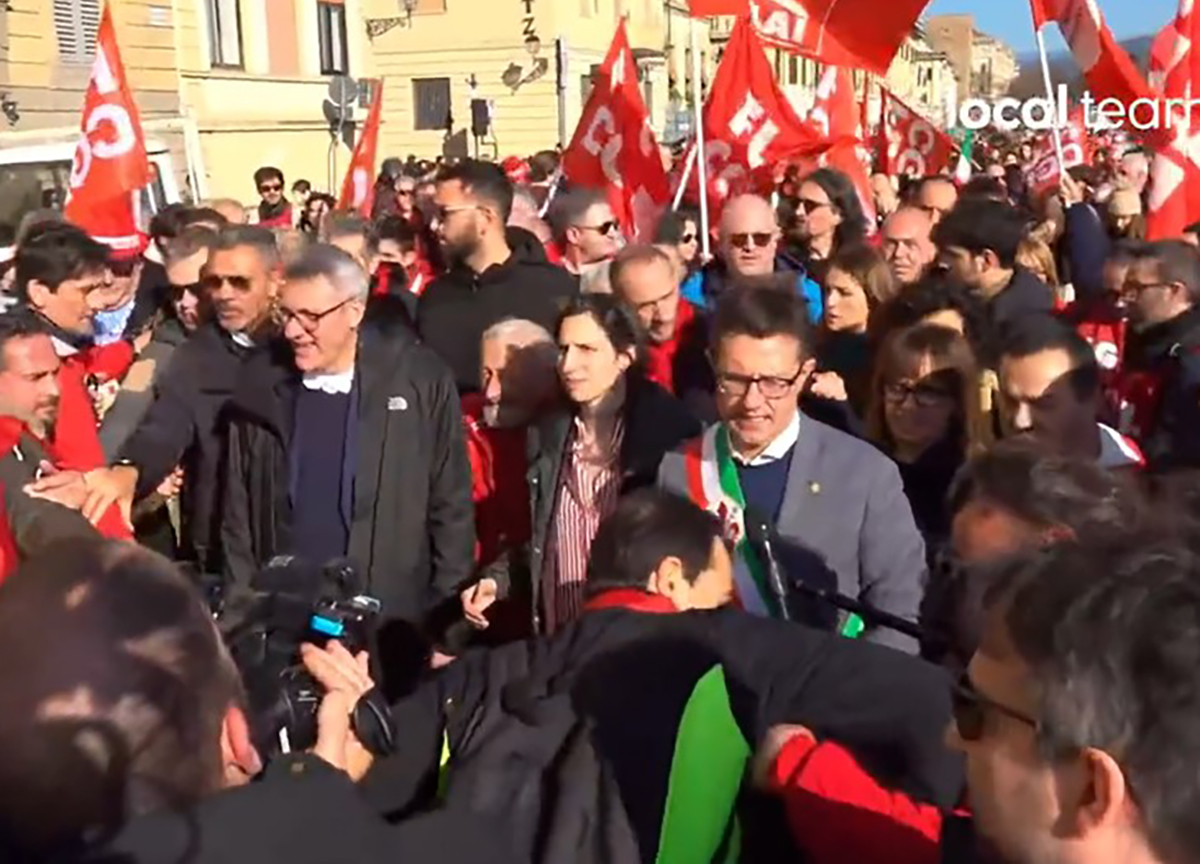 Schlein e Conte al Corteo antifascista di Firenze, migliaia in piazza Schlein e Conte al Corteo antifascista di Firenze, migliaia in piazza