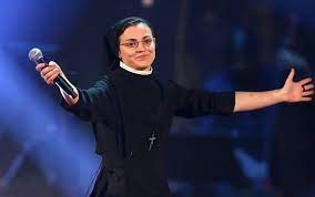 Isola dei Famosi, suor Cristina lascia Dio e mette il bikini. Ecco le foto