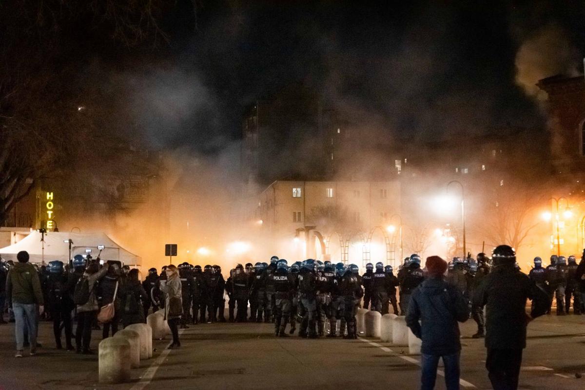 Cospito peggiora rapidamente: guerriglia anarchica a Torino, danni e feriti Cospito peggiora rapidamente: guerriglia anarchica a Torino, danni e feriti