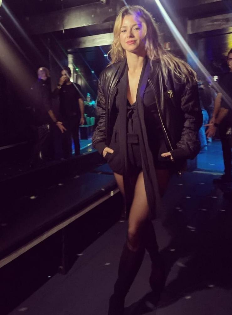 Camila Giorgi, sotto la giacca… abito cortissimo e collant. Le foto Camila Giorgi, sotto la giacca… abito cortissimo e collant. Le foto