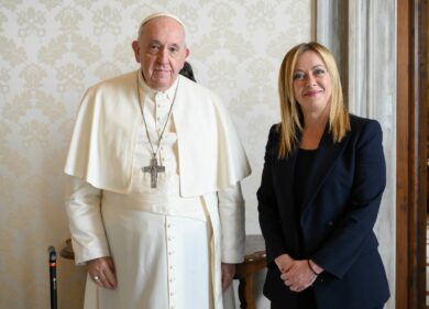 Dai migranti alla religione, Papa Francesco è l’insospettato alleato di Meloni