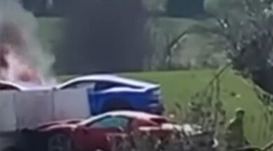 Osimo, incidente tra Ferrari: una devasta un giardino e prende fuoco – VIDEO