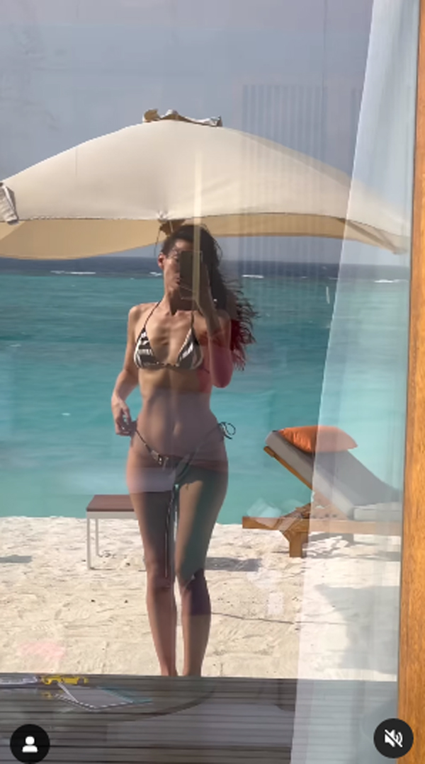 Paola Turani sulle spiagge delle Maldive con marito e figlio. Le foto