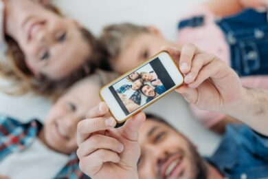 Sharenting, stop alle foto dei figli sui social: arriva la legge