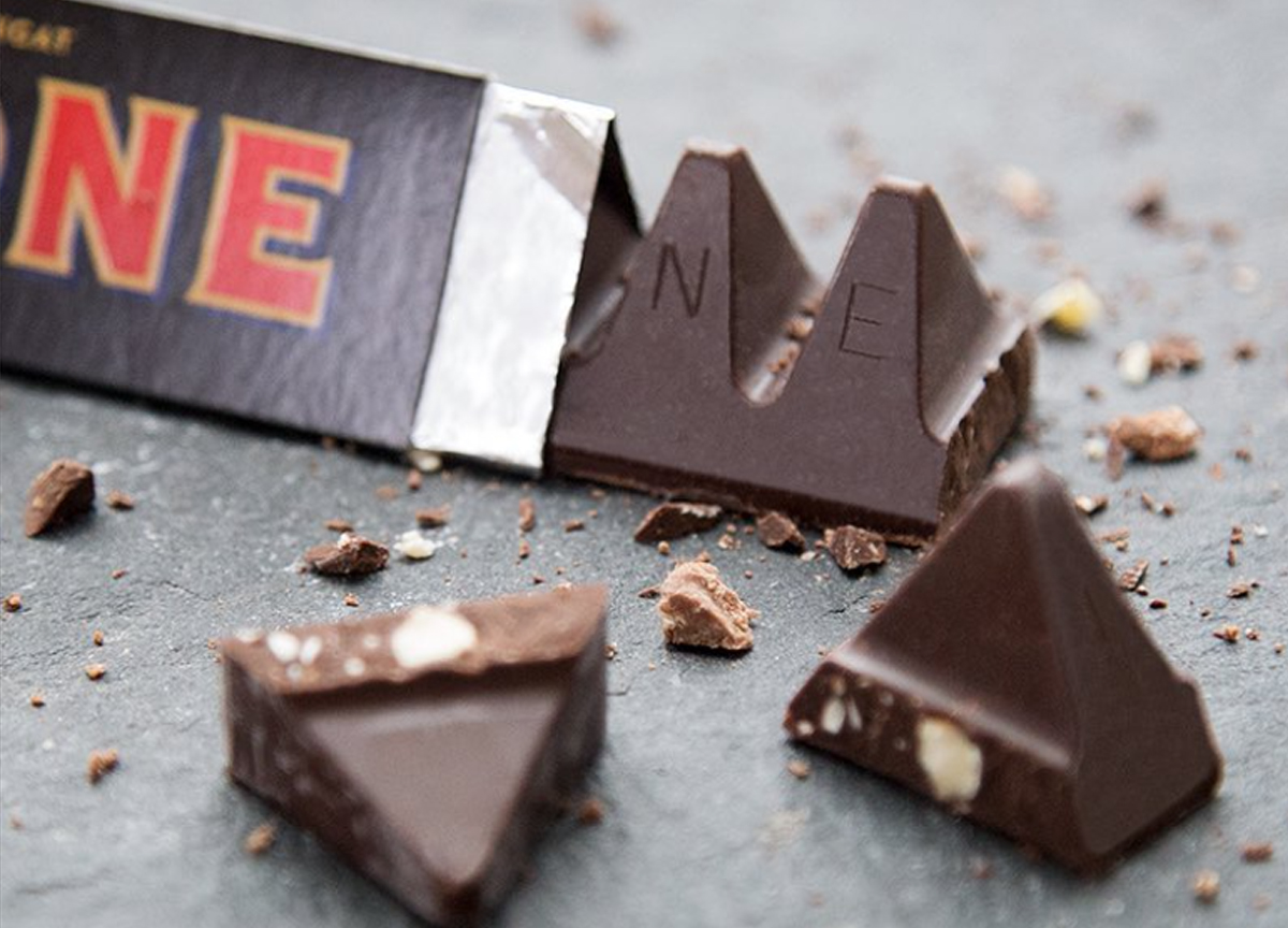 Toblerone toglie il logo del Monte Cervino dalle sue confezioni. Ecco perché Toblerone toglie il logo del Monte Cervino dalle sue confezioni. Ecco perché