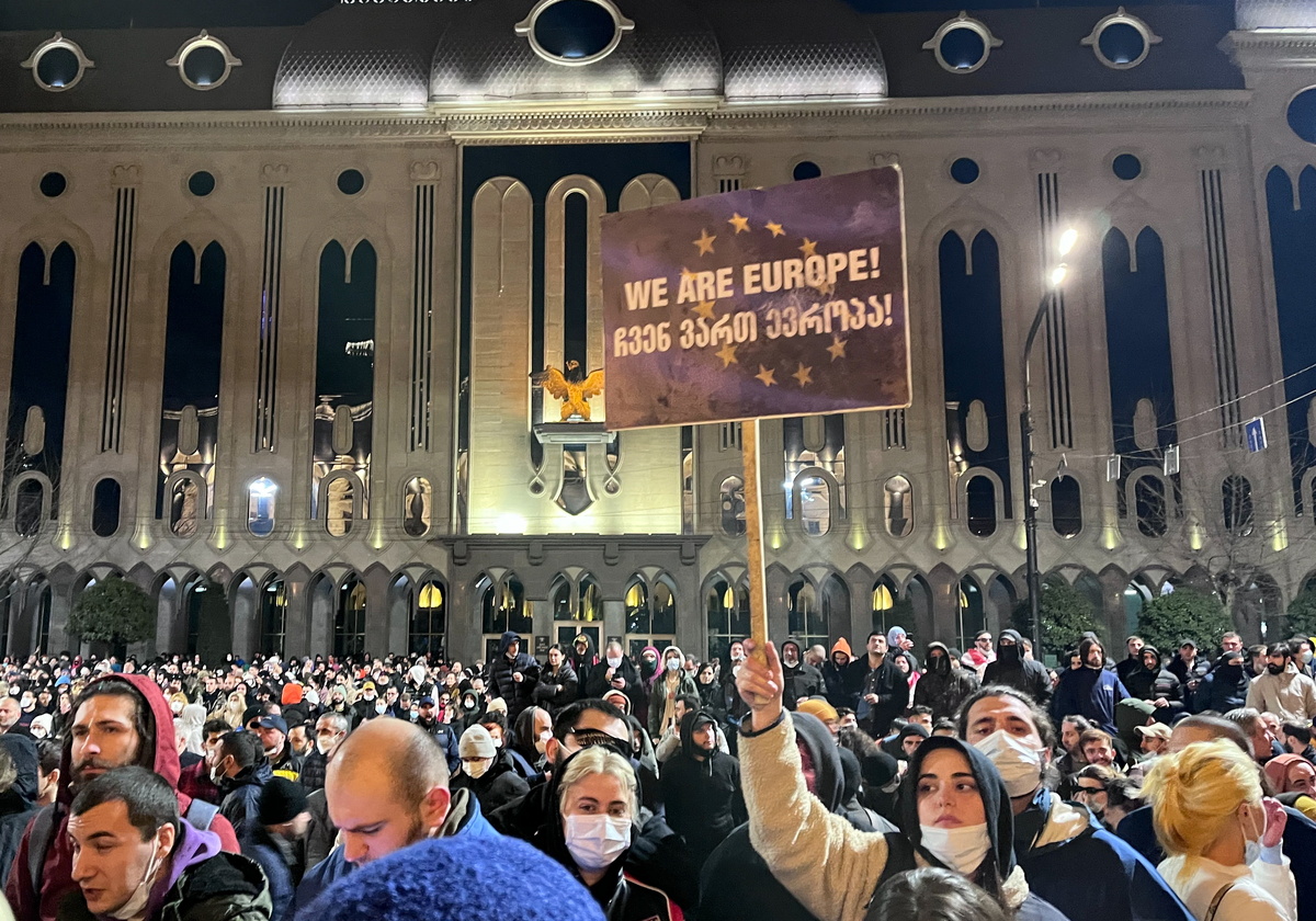Georgia, proteste contro la legge “agenti stranieri”: migliaia in piazza Georgia, proteste contro la legge “agenti stranieri”: migliaia in piazza