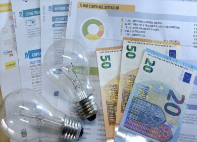 Bollette, per la luce calo oltre 20% nel secondo trimestre