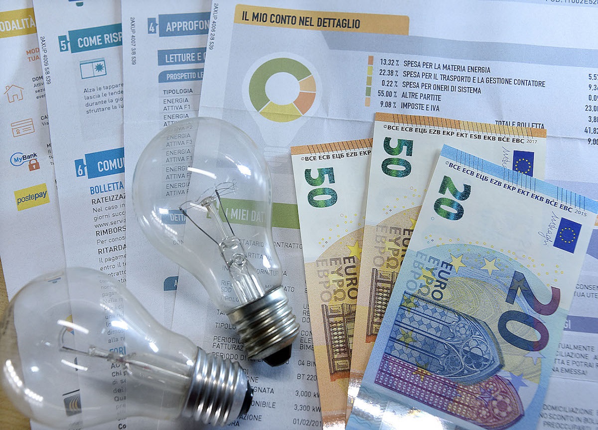 Bollette, per la luce calo oltre 20% nel secondo trimestre Bollette, per la luce calo oltre 20% nel secondo trimestre