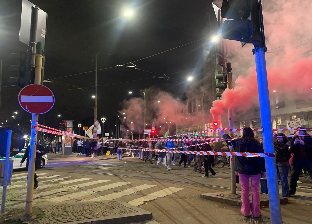 Non una di meno: in 5mila sfilano a Milano “contro la violenza maschile”. FOTO