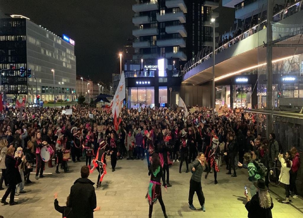 Non una di meno: in 5mila sfilano a Milano “contro la violenza maschile”. FOTO