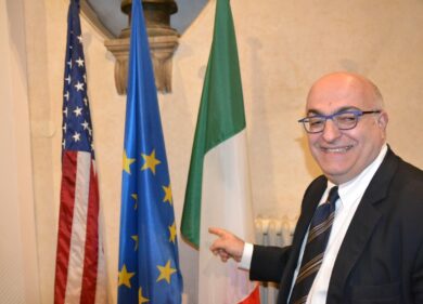 Mario Sechi, l’uomo che dà e toglie la parola. Male la prima a Cutro