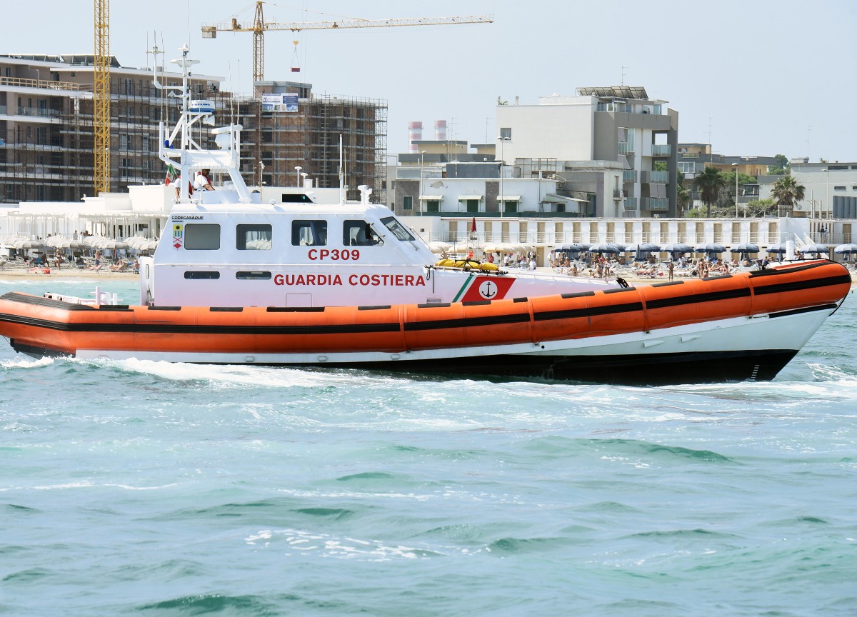 Maxi operazione in soccorso di 1.300 migranti. Chiesto l’aiuto della Marina Maxi operazione in soccorso di 1.300 migranti. Chiesto l’aiuto della Marina
