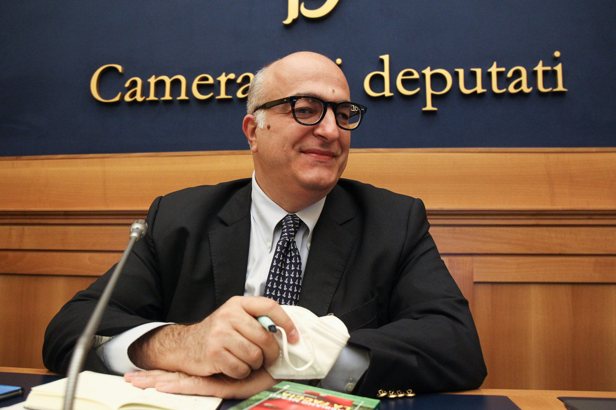 Mario Sechi, l’uomo che dà e toglie la parola. Male la prima a Cutro