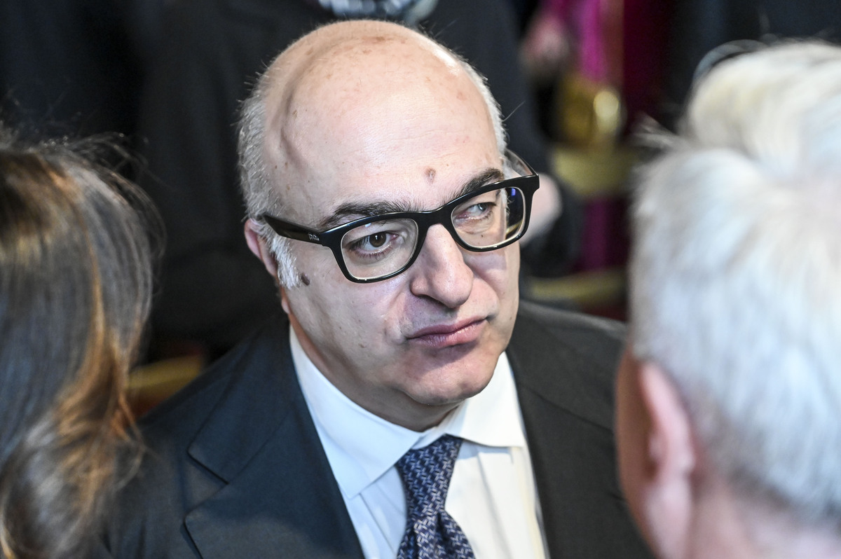 Mario Sechi, l’uomo che dà e toglie la parola. Male la prima a Cutro