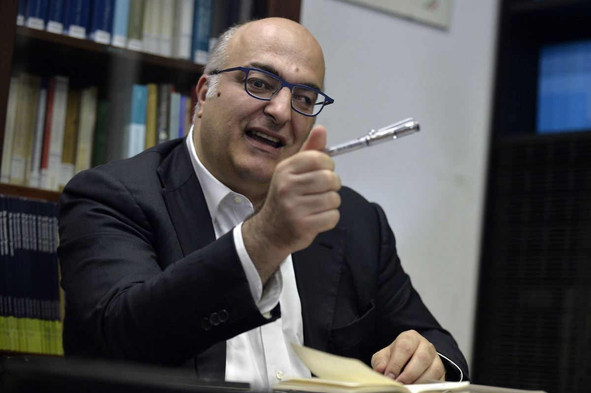 Mario Sechi, l’uomo che dà e toglie la parola. Male la prima a Cutro