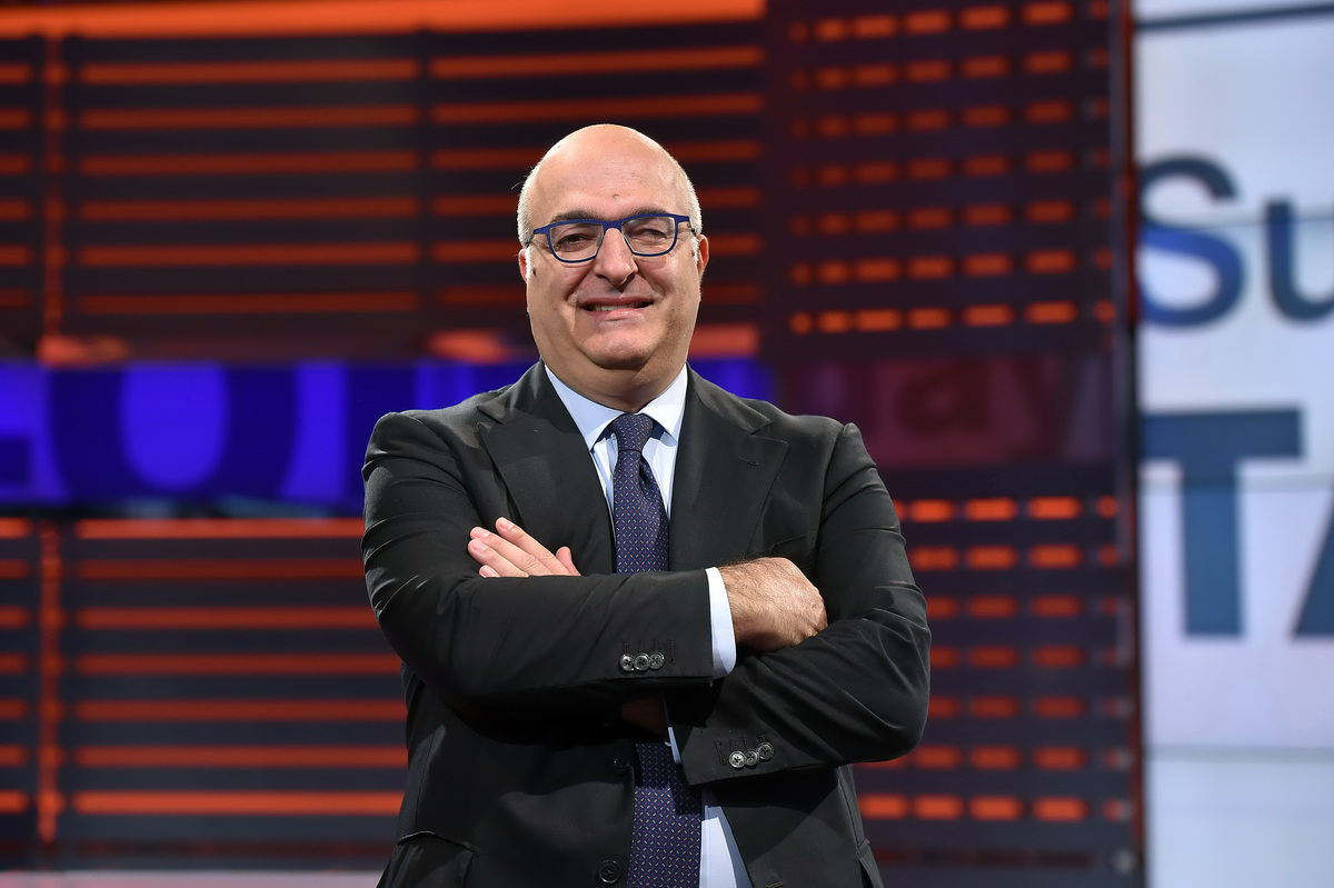 Mario Sechi, l’uomo che dà e toglie la parola. Male la prima a Cutro