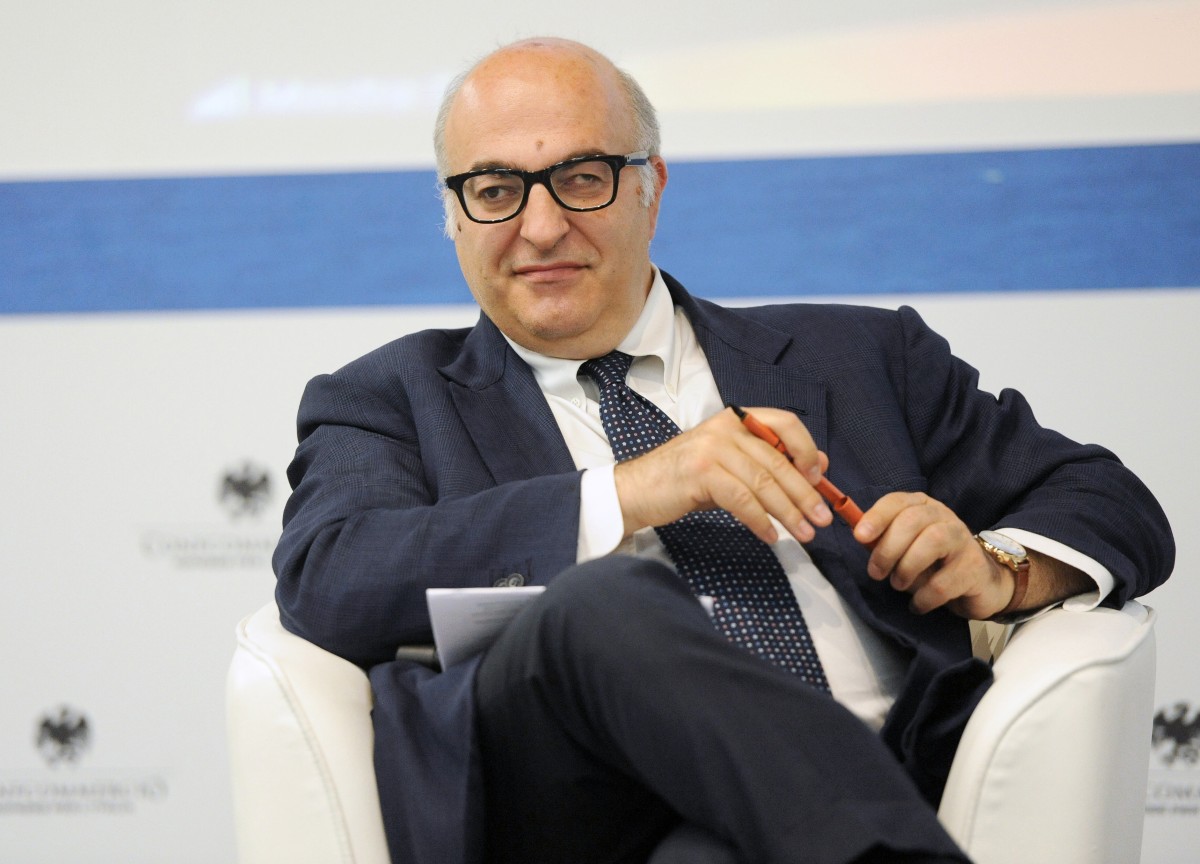 Mario Sechi, l’uomo che dà e toglie la parola. Male la prima a Cutro