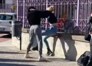 Litigano per una ragazza: 16enne colpisce coetaneo con manganello