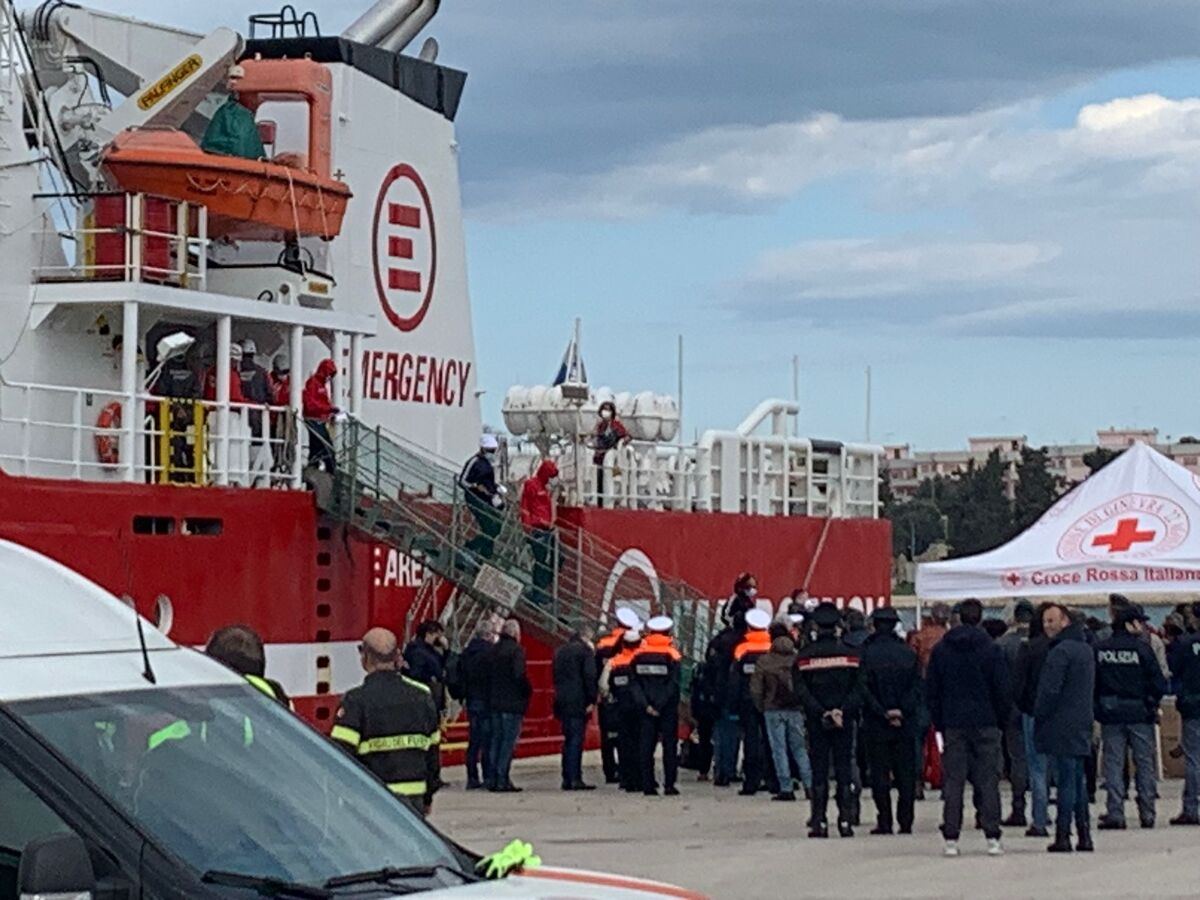 Migranti, sbarcati a Brindisi i 105 salvati da Emergency a largo della Libia