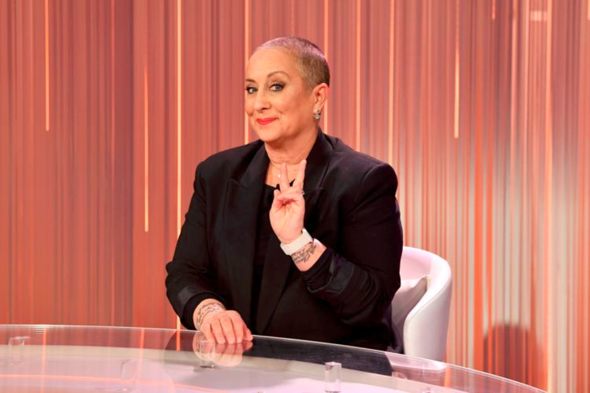 Carolyn Smith in lacrime da Vespa: “Il tumore è tornato per la terza volta” Carolyn Smith in lacrime da Vespa: “Il tumore è tornato per la terza volta”
