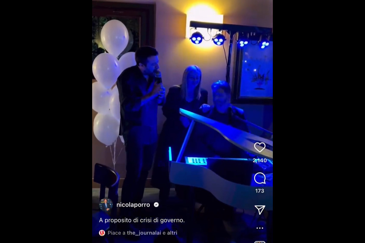 Giorgia Meloni e Matteo Salvini cantano “La canzone di Marinella” di Fabrizio De André alla festa per i 50 anni del leghista