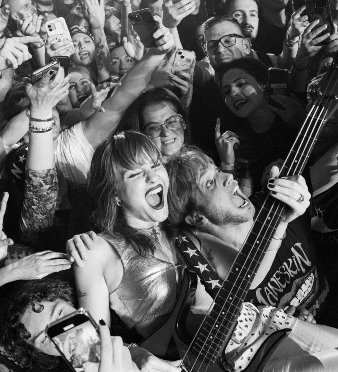 Vic de Angelis dei Maneskin, il nuovo tatuaggio fa sognare i fan Vic de Angelis dei Maneskin, il nuovo tatuaggio fa sognare i fan