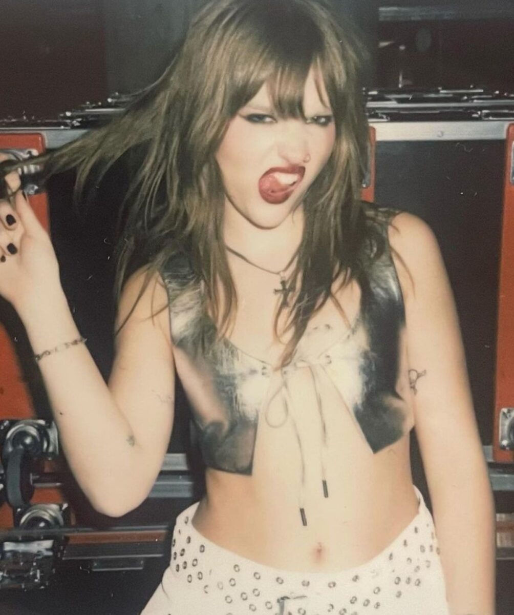 Vic de Angelis dei Maneskin, il nuovo tatuaggio fa sognare i fan Vic de Angelis dei Maneskin, il nuovo tatuaggio fa sognare i fan