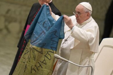 Papa Francesco 10 anni: “Ucraina, lavoriamo per la pace contro l’indifferenza”