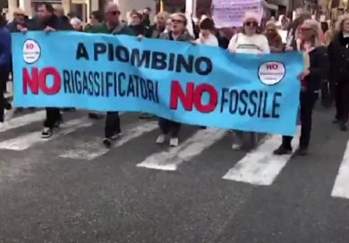 Rigassificatore Piombino, monta la protesta: in 1500 sfilano contro i fossili