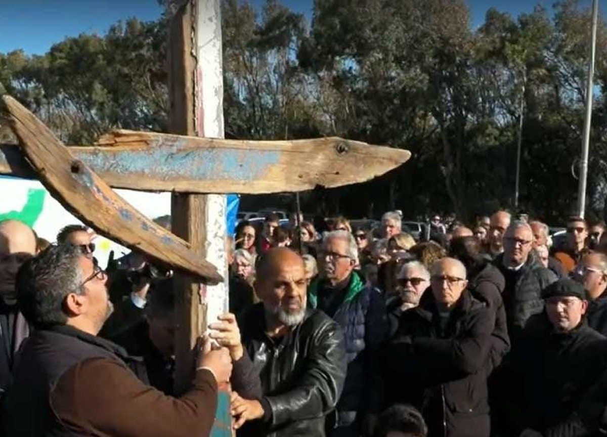 Migranti, Alarm Phone: “Decine di morti, Italia sapeva e ha tardato” Migranti, Alarm Phone: “Decine di morti, Italia sapeva e ha tardato”