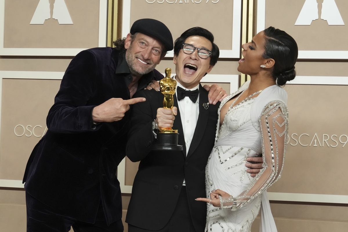 Oscar, “Everything Everywhere” trionfa: Italia fuori. Red carpet flop. I premi