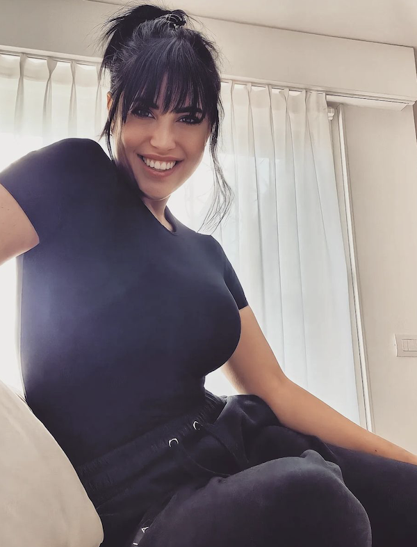 Claudia Ruggeri in abito trasparente, curve mozzafiato. La cognata di Paolo Bonolis via da Avanti un Altro? Ecco perché Claudia Ruggeri in abito trasparente, curve mozzafiato. La cognata di Paolo Bonolis via da Avanti un Altro? Ecco perché