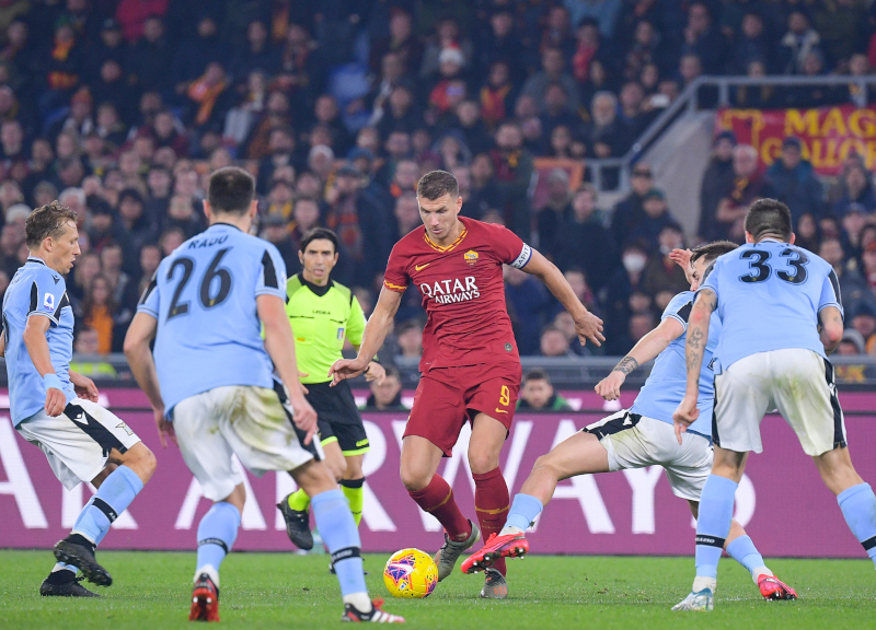 La Roma e la Lazio si preparano al derby. Maurizio Gasparri tra gli ultras La Roma e la Lazio si preparano al derby. Maurizio Gasparri tra gli ultras