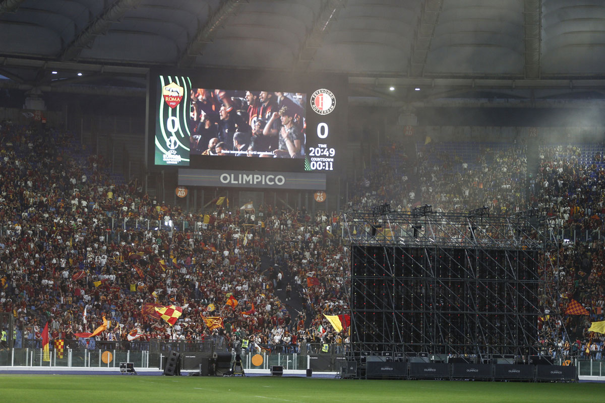 La Roma e la Lazio si preparano al derby. Maurizio Gasparri tra gli ultras La Roma e la Lazio si preparano al derby. Maurizio Gasparri tra gli ultras