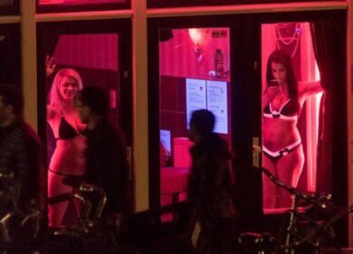 Ema nel quartiere a luci rosse ad Amsterdam, l’appello: Trasferitelo a Milano