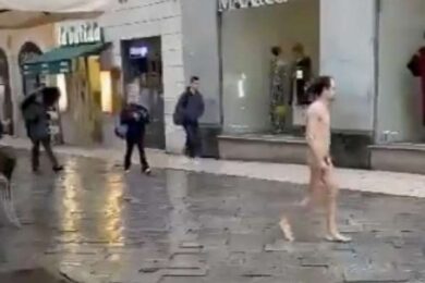 Verona, un uomo passeggia nudo per il centro. Il video diventa virale in rete