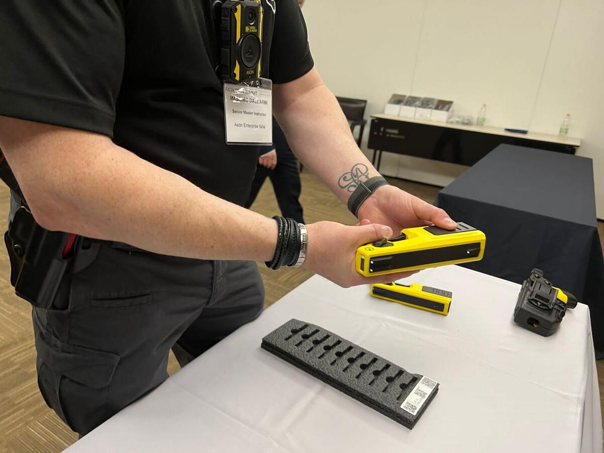 “Basta solo vederlo per fermarsi”, un anno di taser in Italia. I dati