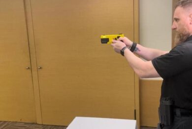 “Basta solo vederlo per fermarsi”, un anno di taser in Italia. I dati