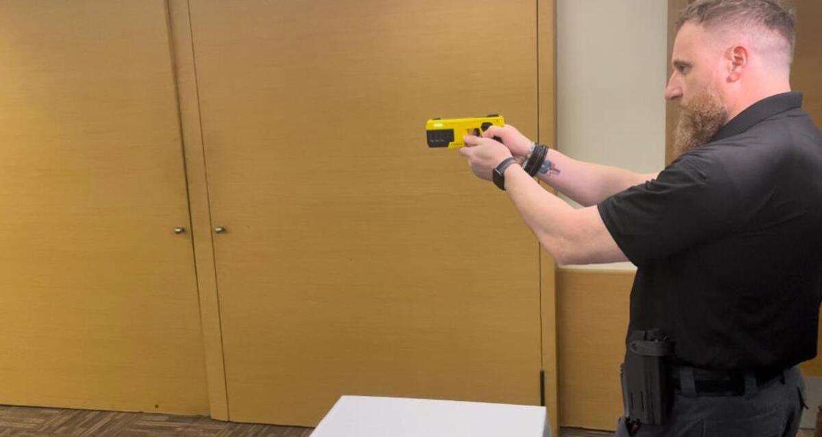 “Basta solo vederlo per fermarsi”, un anno di taser in Italia. I dati