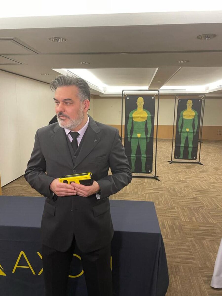 “Basta solo vederlo per fermarsi”, un anno di taser in Italia. I dati