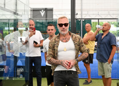 Gianluca Vacchi regala preservativi, filtri e cartine agli alunni: è bufera