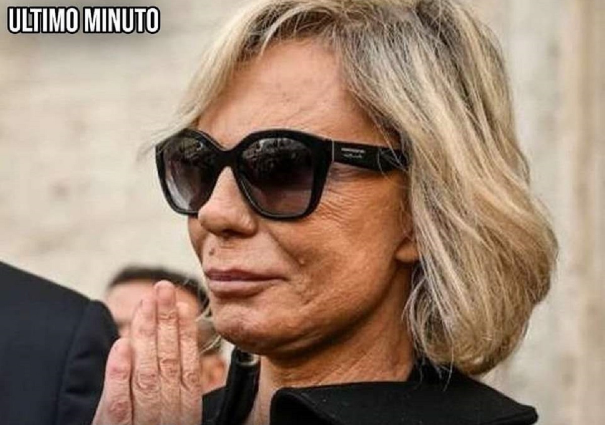 Maria De Filippi, volto rigato dal dolore: senza Costanzo sembra invecchiata Maria De Filippi, volto rigato dal dolore: senza Costanzo sembra invecchiata