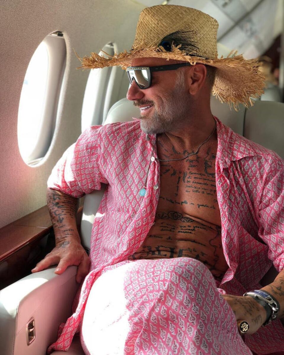Gianluca Vacchi regala preservativi, filtri e cartine agli alunni: è bufera