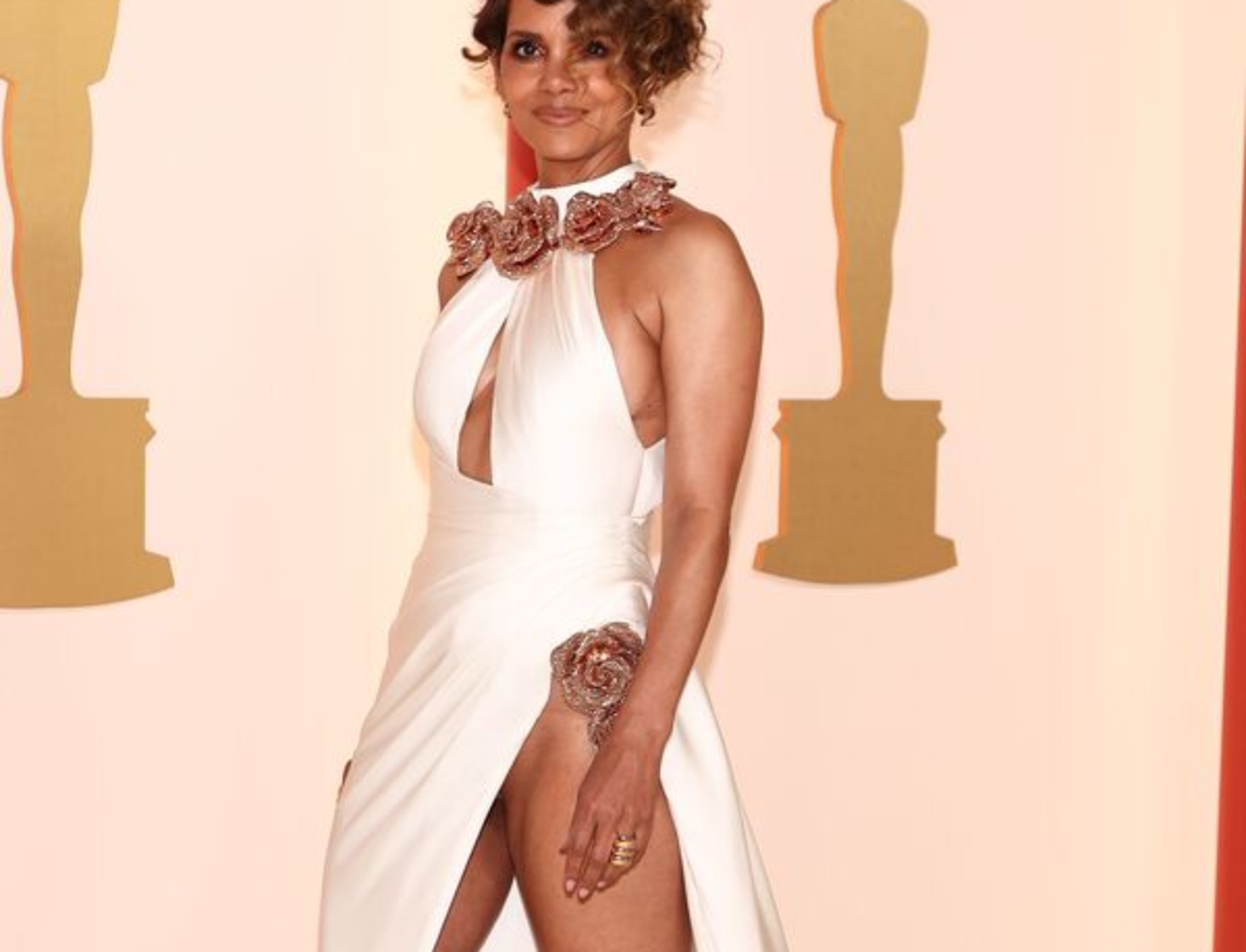 Halle Berry sfila ma il vestito si alza: spunta il boschetto da Oscar-FOTO Halle Berry sfila ma il vestito si alza: spunta il boschetto da Oscar-FOTO