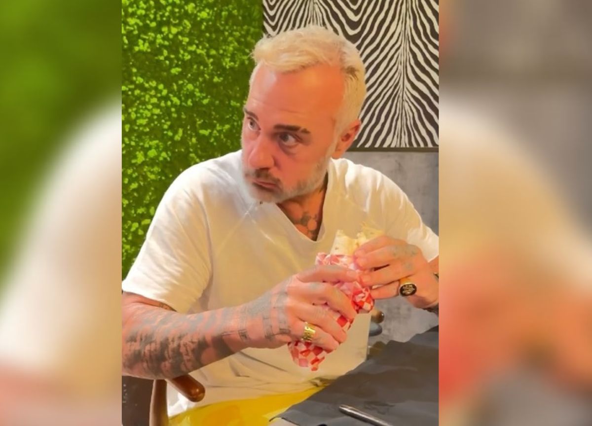 Gianluca Vacchi regala preservativi, filtri e cartine agli alunni: è bufera