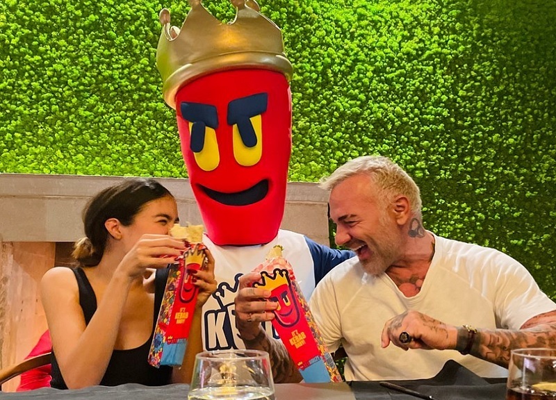 Gianluca Vacchi regala preservativi, filtri e cartine agli alunni: è bufera