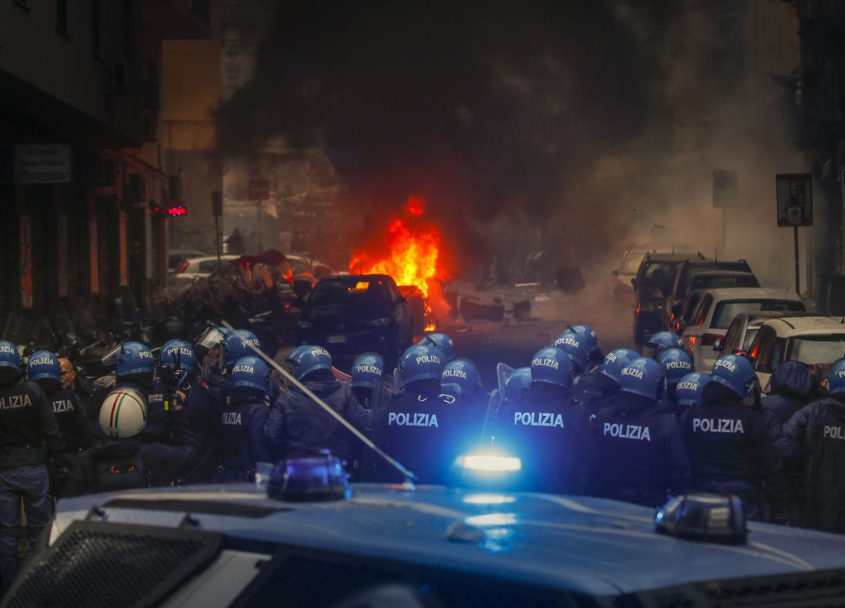 Napoli, ondata di arresti dopo la guerriglia: cosa c’è dietro l’odio ultras Napoli, ondata di arresti dopo la guerriglia: cosa c’è dietro l’odio ultras
